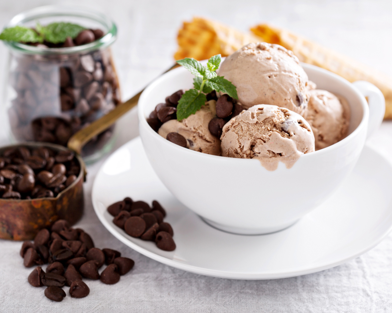 Шарики мороженого с зернами кофе