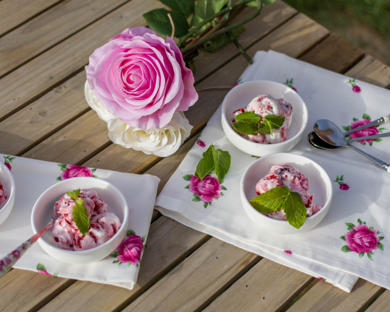 Мороженое в пиалах на столе с розами 