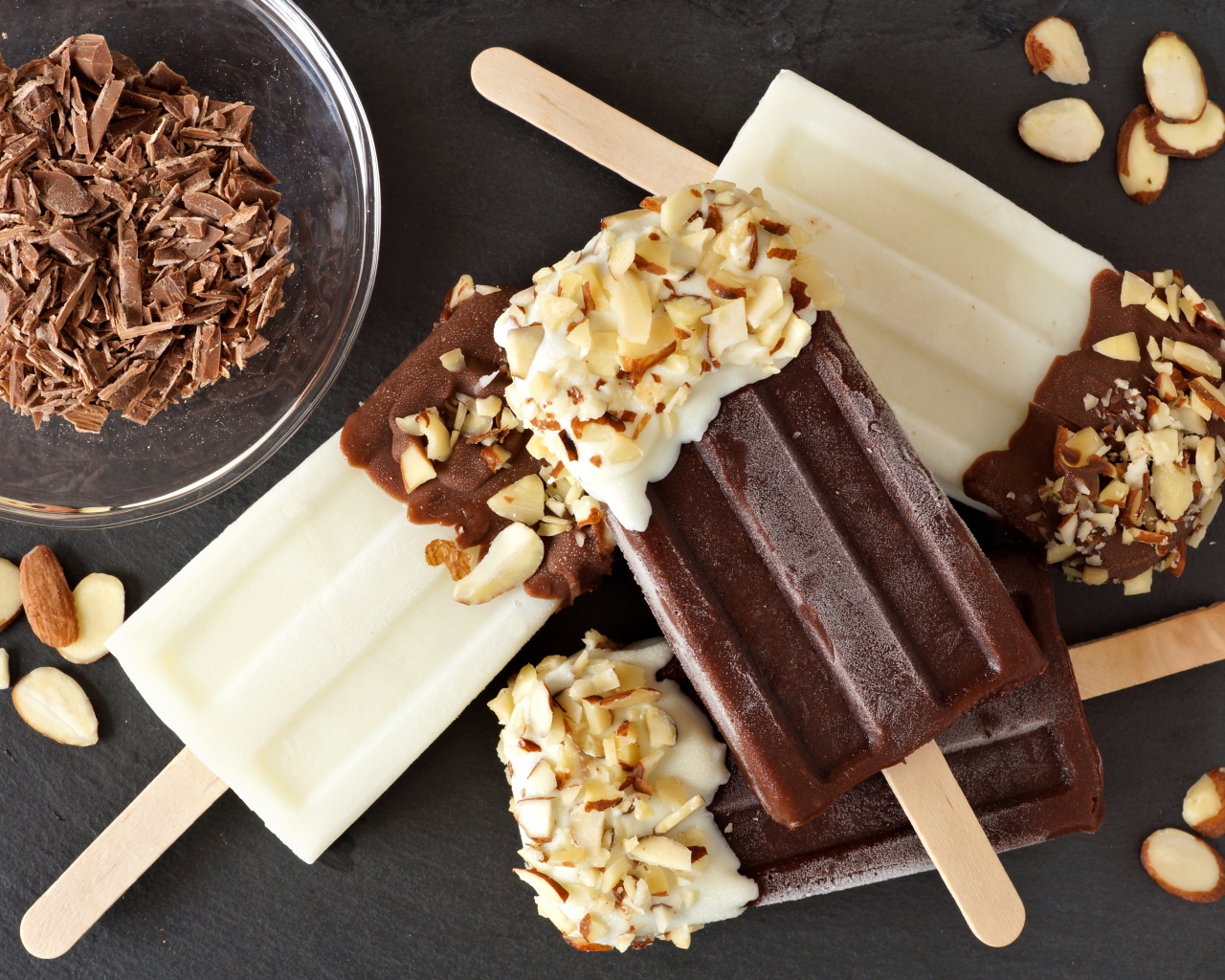 Мороженое на палочке в шоколаде с миндальными орехами