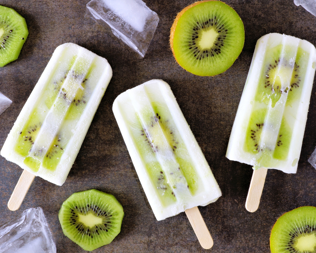 Мороженое на палочке с кусочками киви
