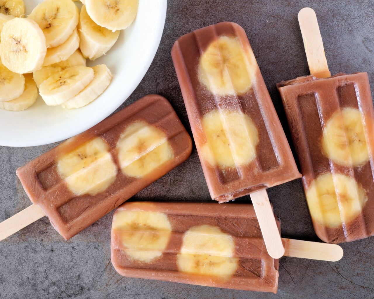 Мороженое с кусочками банана