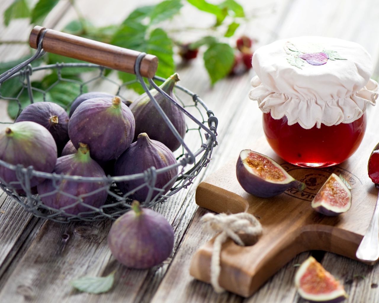 Джем и свежие плоды инжира на столе