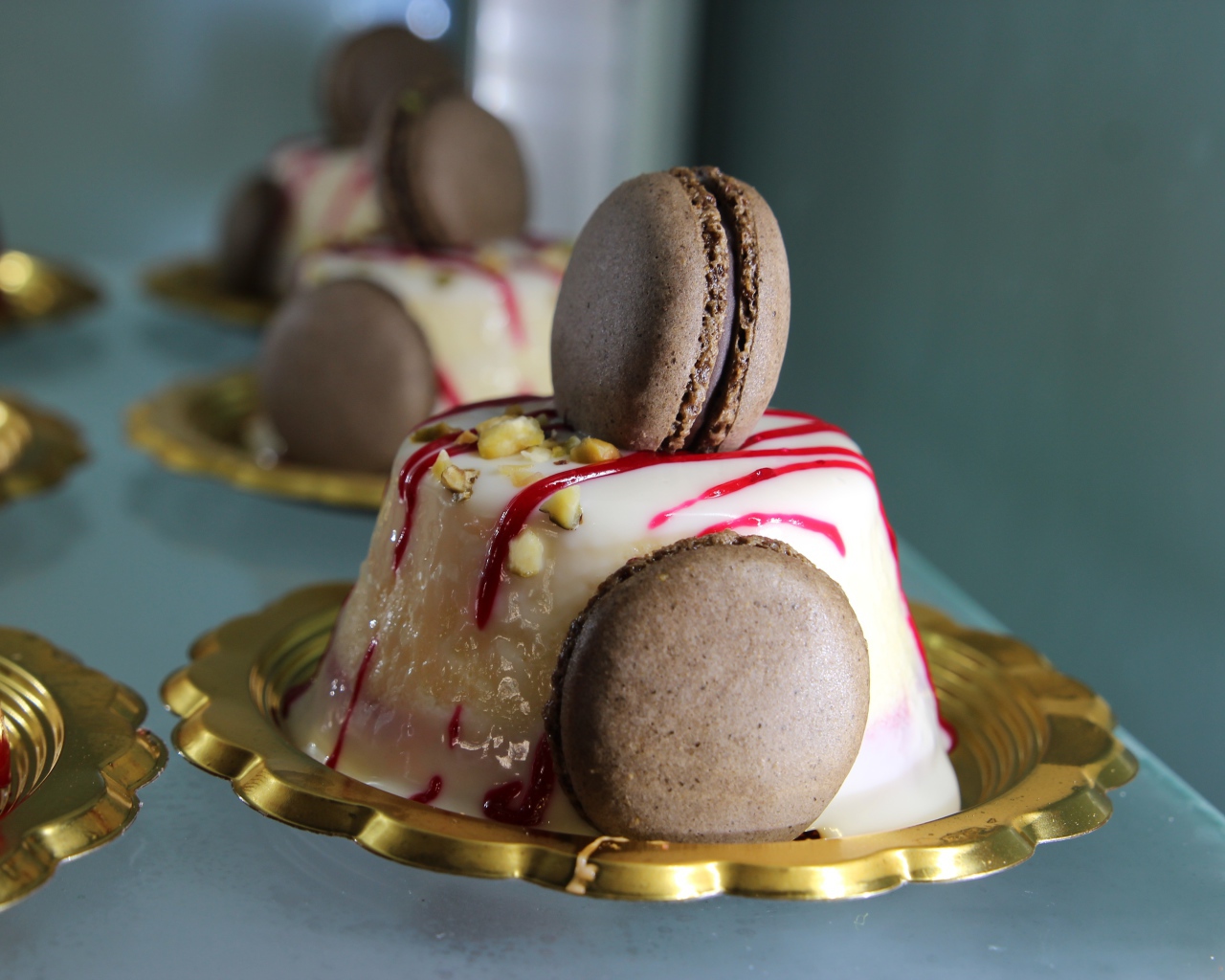 Десерт желе с печеньем макарун 