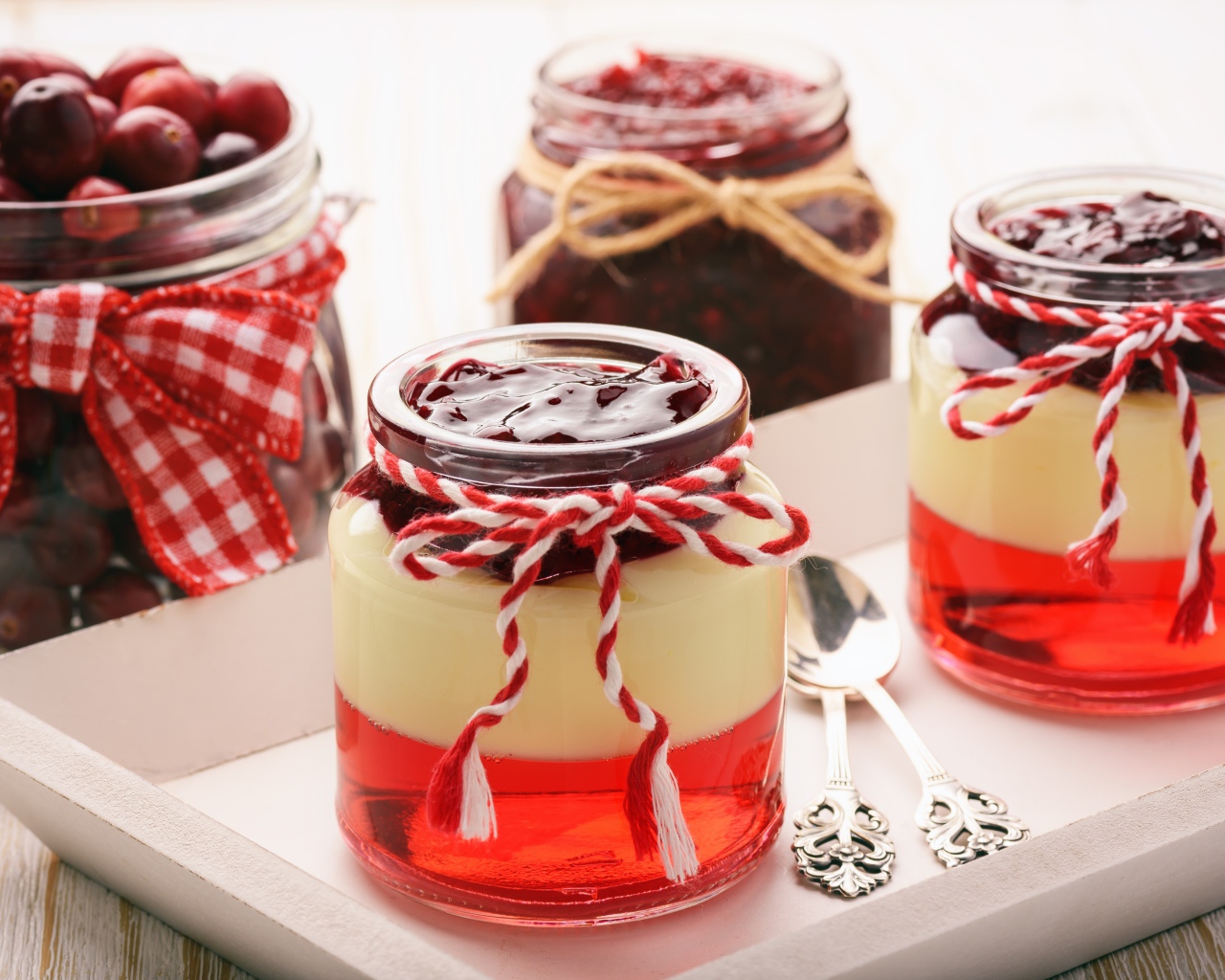 Желе в баночках с клюквенным джемом 