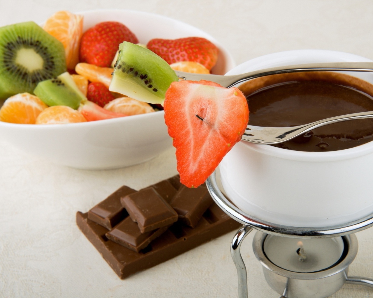 Жидкий шоколад с клубникой и киви 