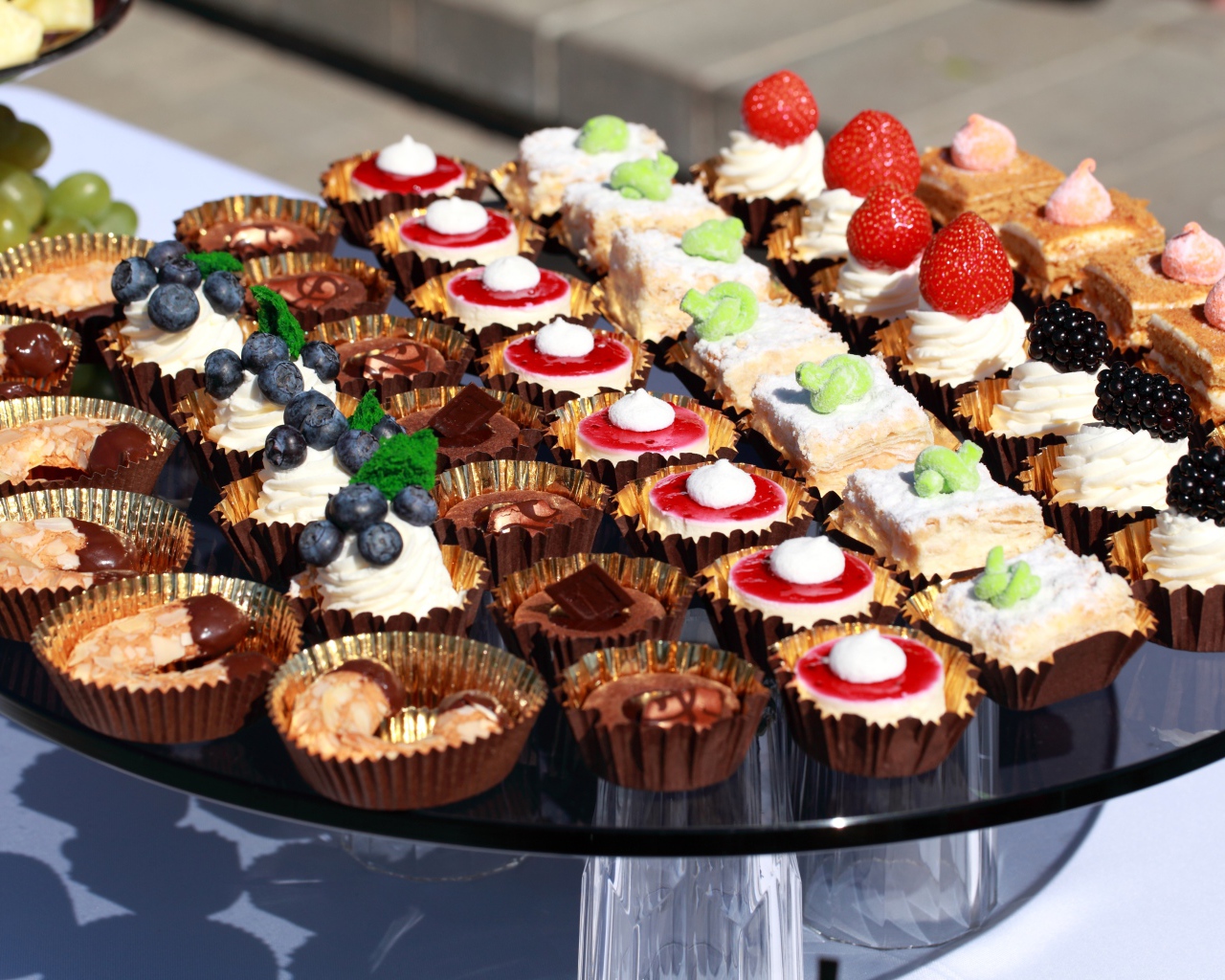 Много разных сладких десертов на столе