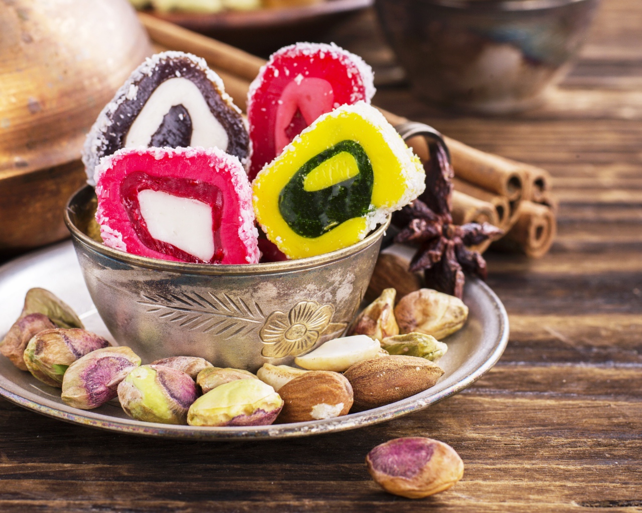 Мармелад в тарелке с фисташками