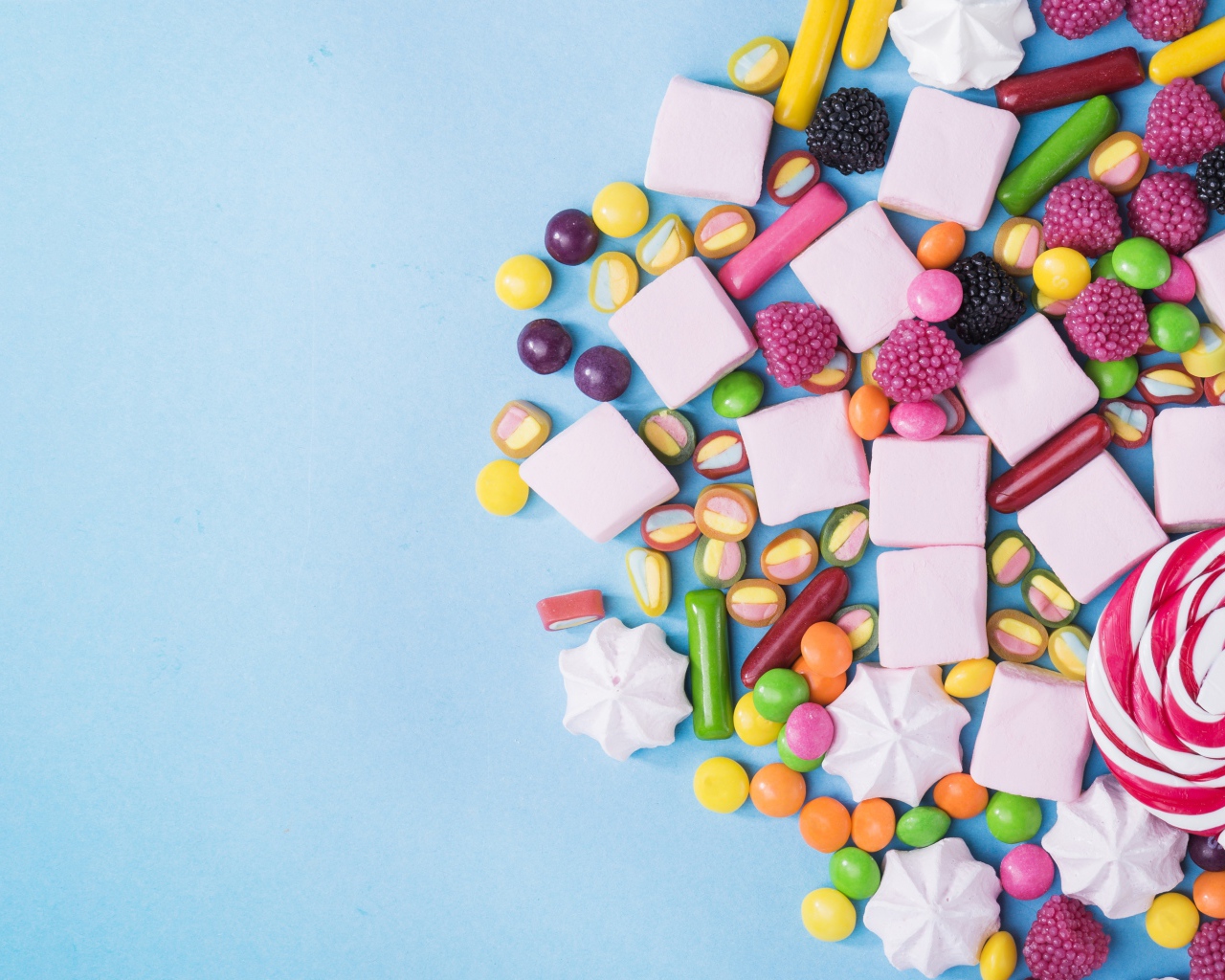 Маршмеллоу, конфеты и желе на голубом фоне