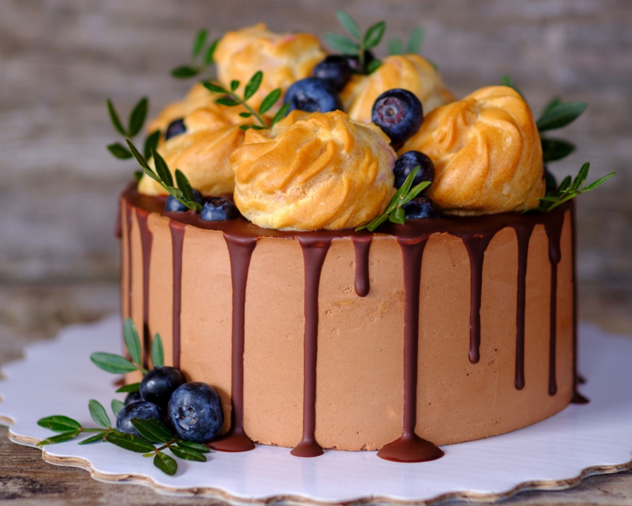 Торт мусс с профитролями и ягодами черники 