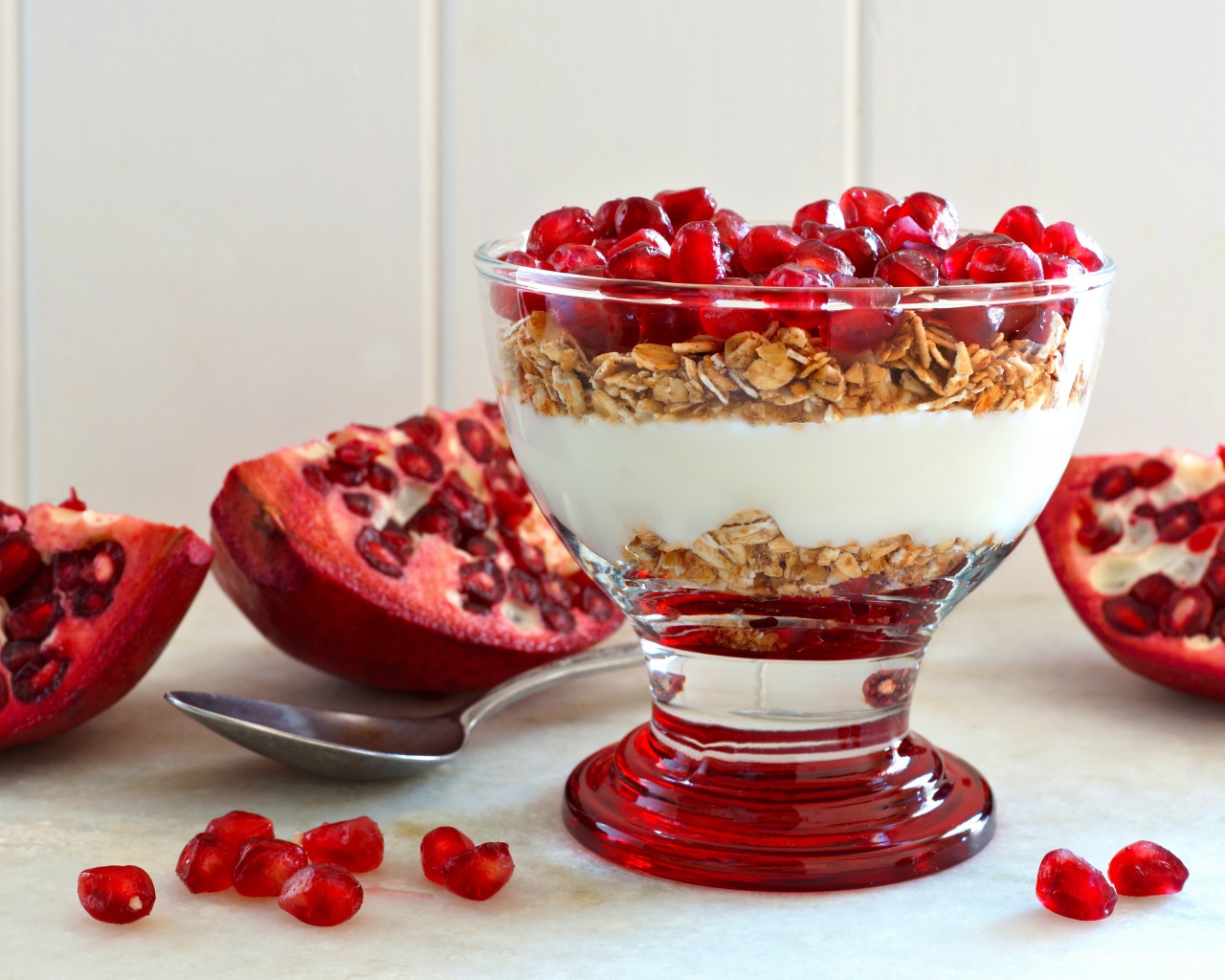 Десерт из мюсли с йогуртом и зернами граната