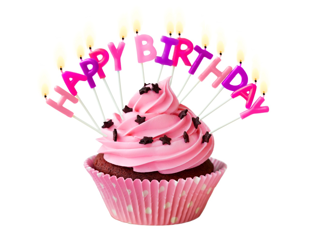 Маффин с кремом и свечами с Днем рождения на белом фоне