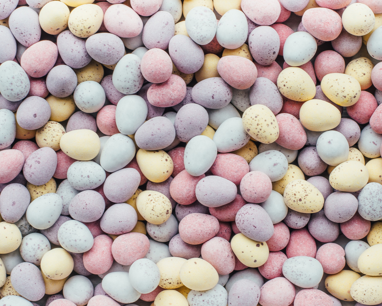 Разноцветные шоколадные конфеты камешки