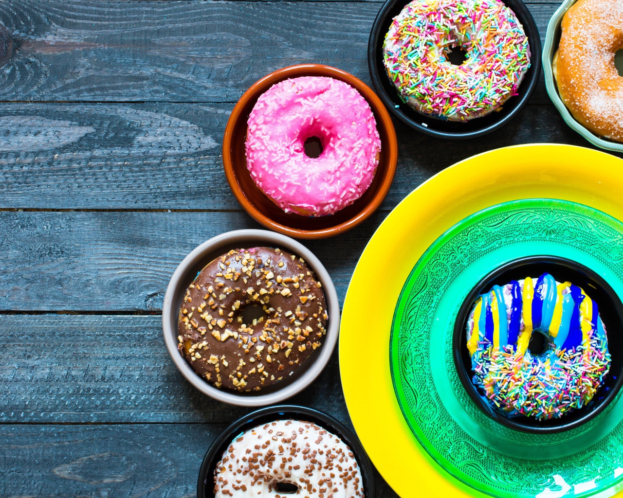 Разноцветные пончики на столе 