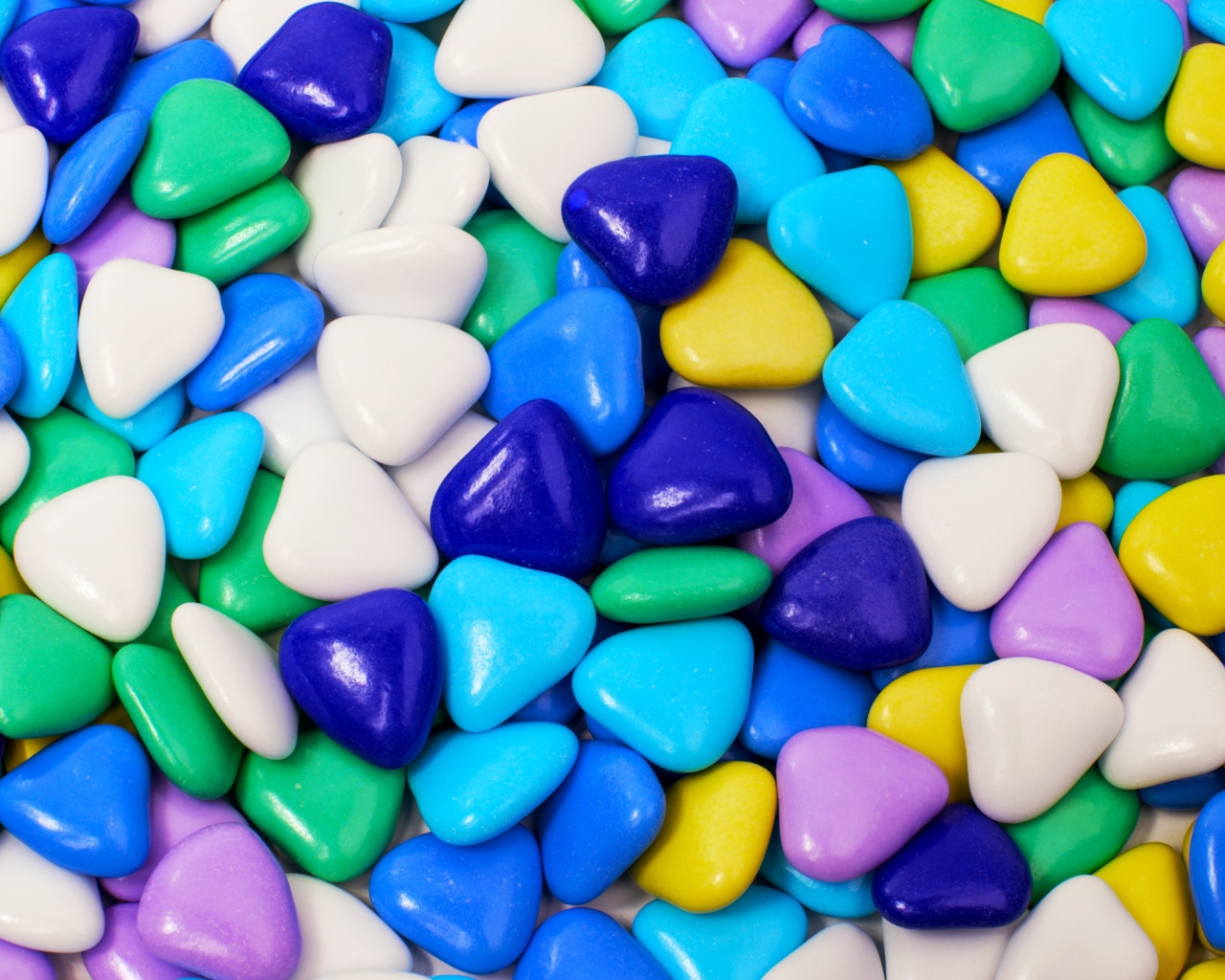 Разноцветные конфеты в форме сердца