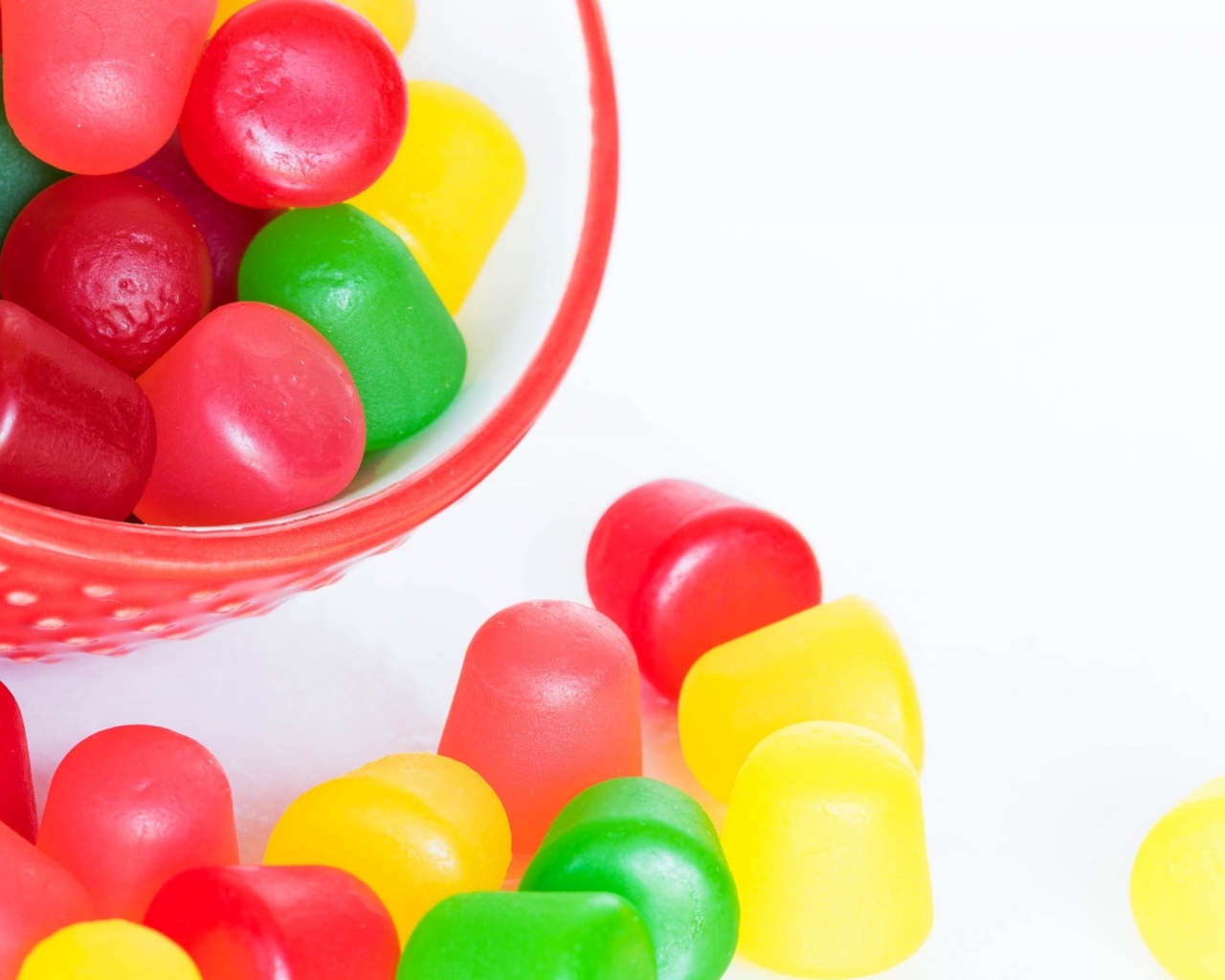 Разноцветные желейные конфеты на белом фоне