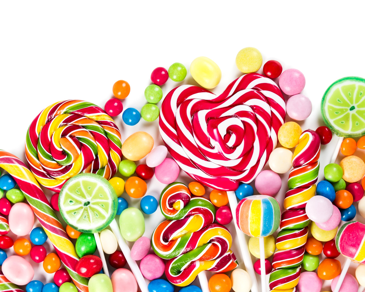 Разноцветные леденцы на белом фоне 