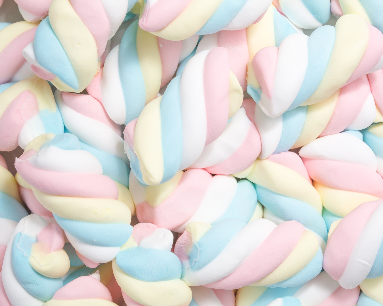 Разноцветные маршмеллоу крупным планом