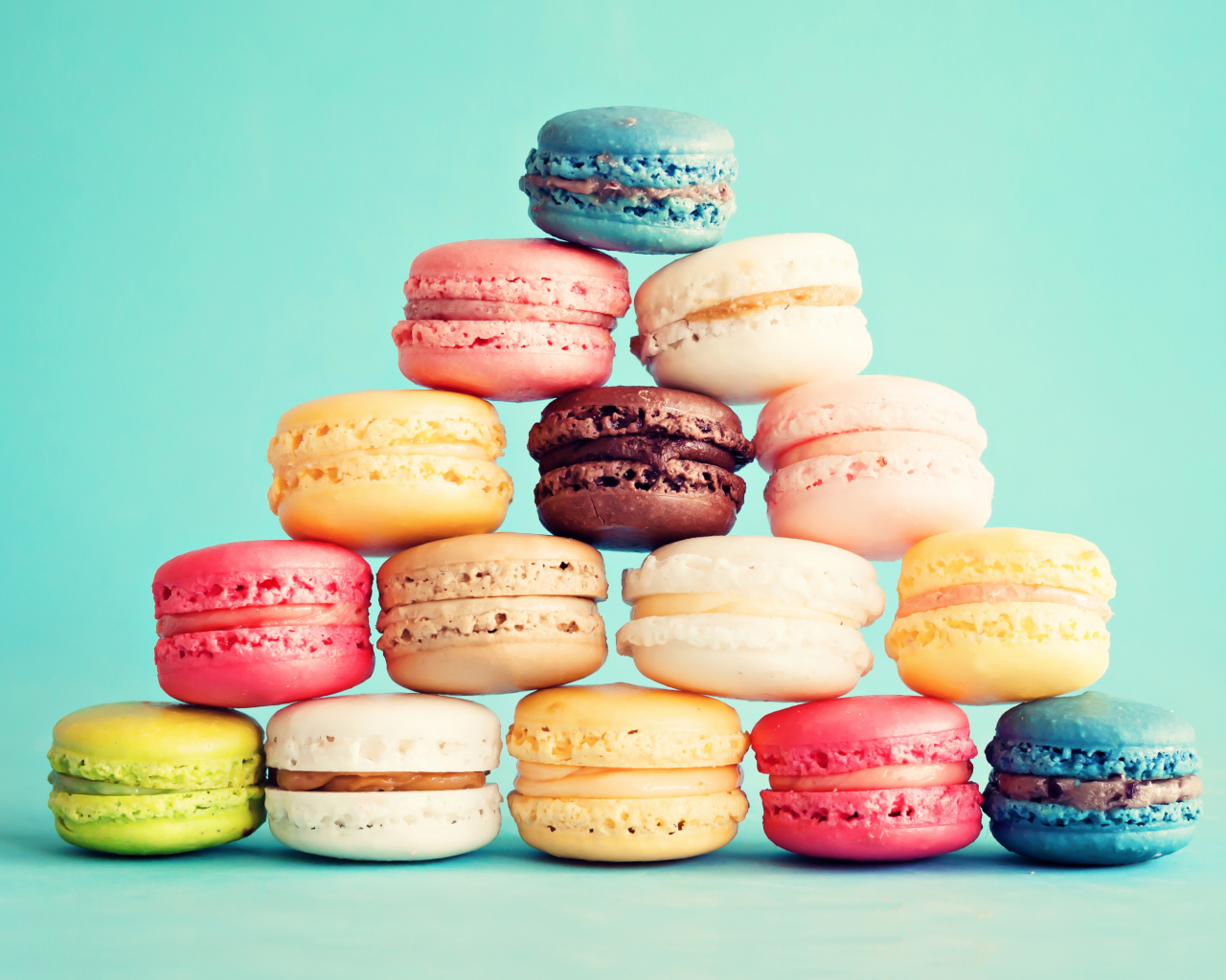 Разноцветный десерт макарон на голубом фоне