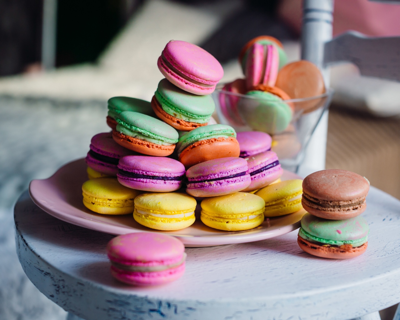 Разноцветные сладости макарон на столе