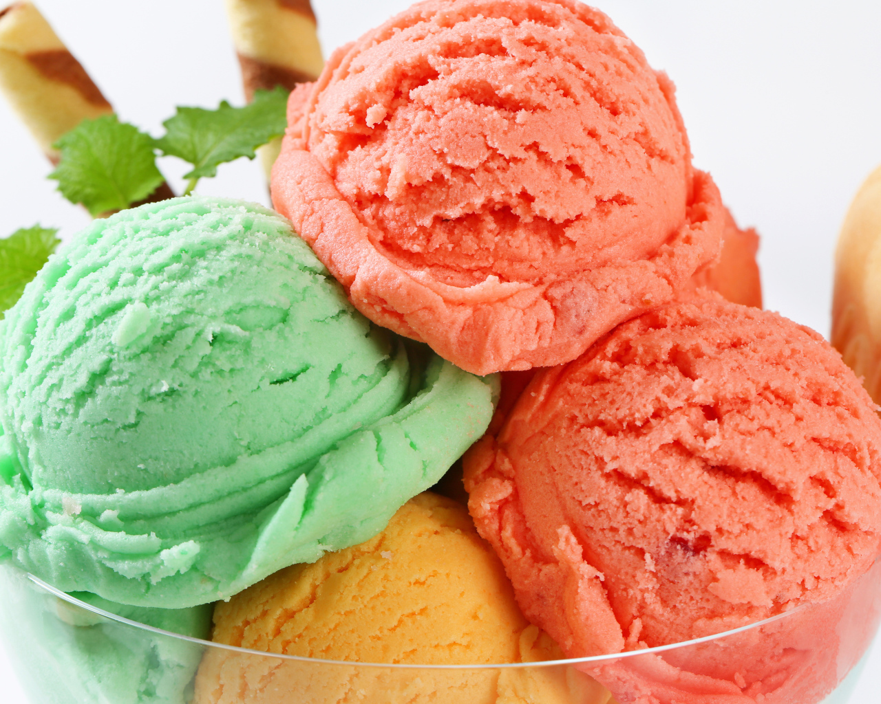 Разноцветное фруктовое мороженое крупным планом