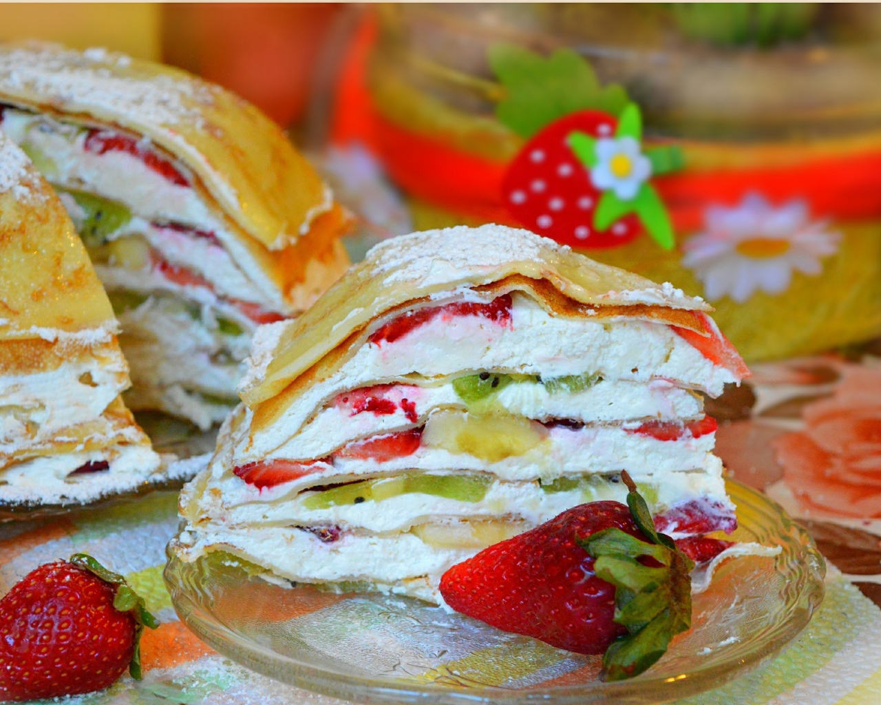 Блинный торт с творогом и фруктами 