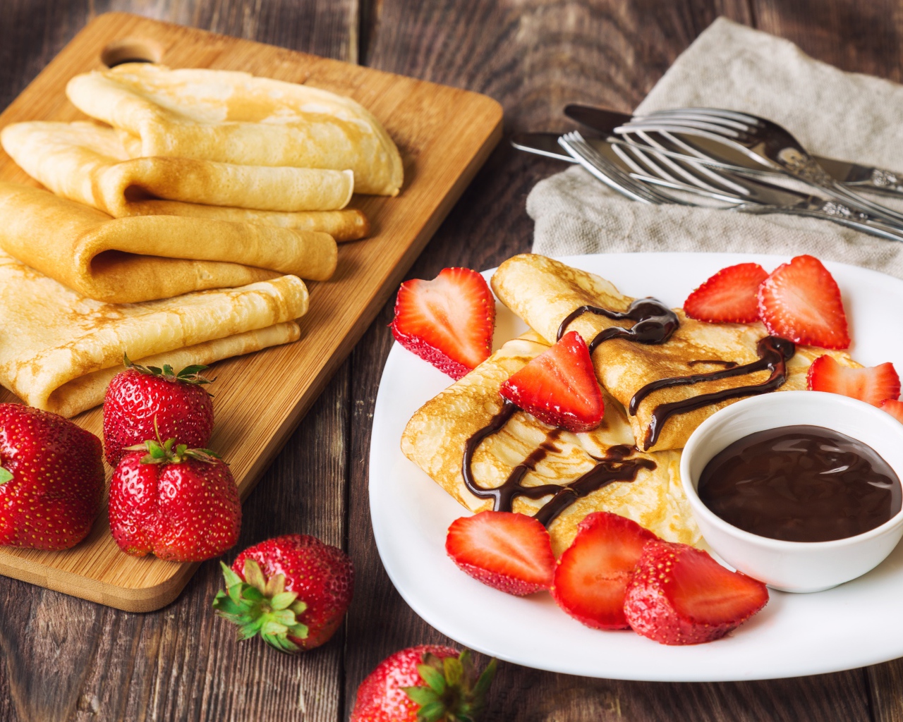 Блины с шоколадом и ягодами клубники 