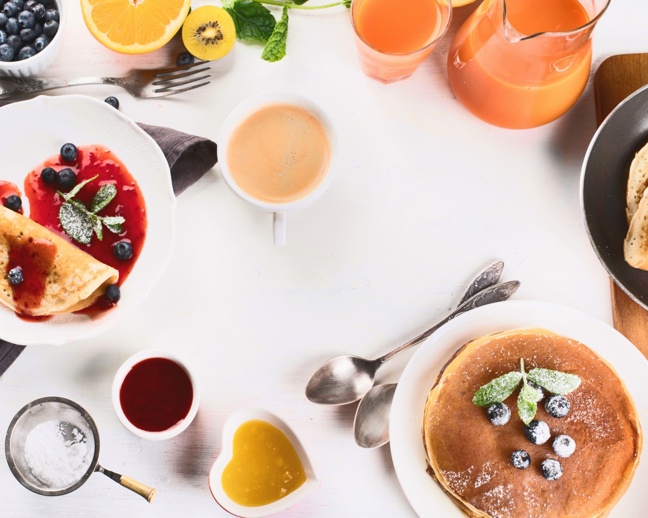 Панкейки с джемом и соком на столе на завтрак 