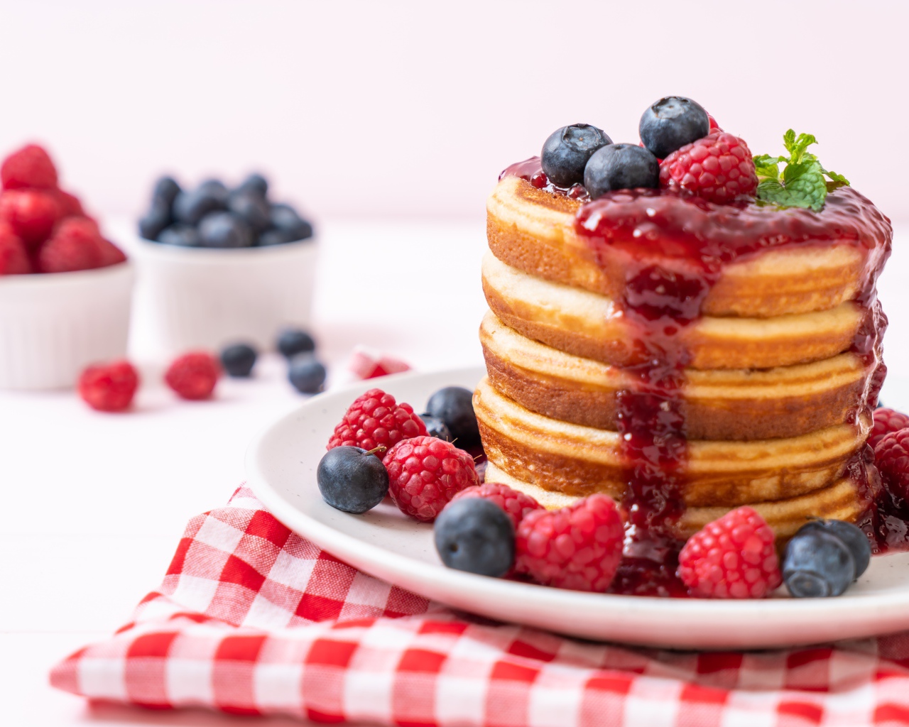 Оладья с джемом и ягодами малины и черники