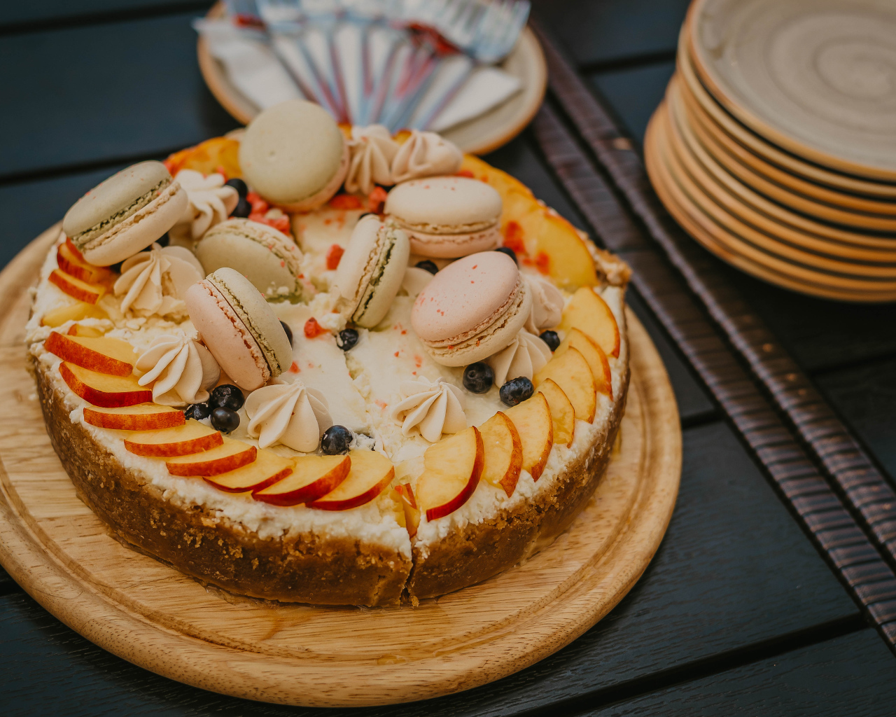 Пирог с яблоками, меренгой и макарунами