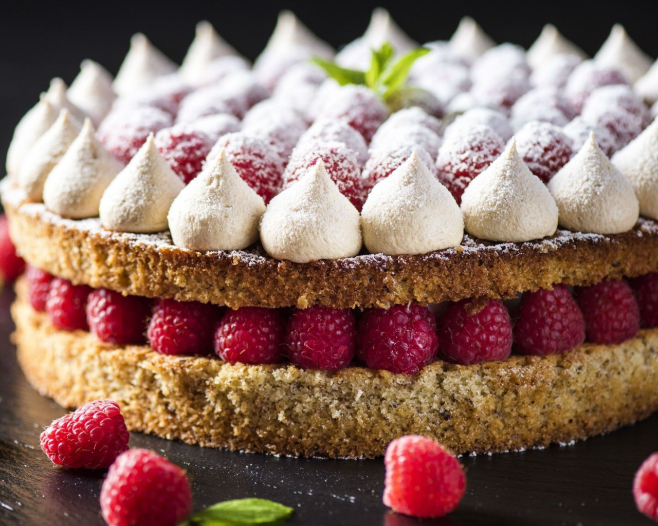 Пирог с ягодами свежей малины и меренгой 