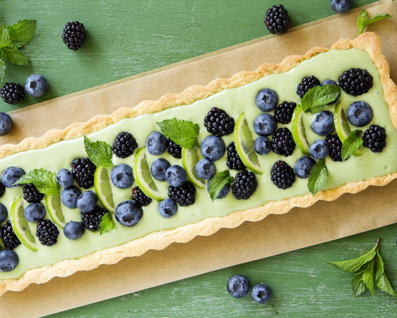 Пирог с лаймом, ягодами черники и ежевики