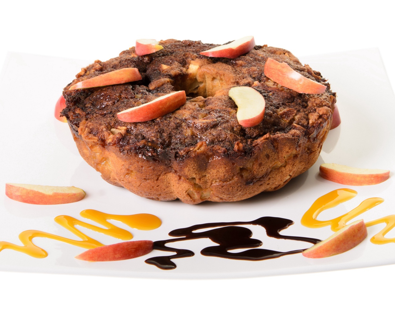 Пирог с кусочками яблок на белом фоне 