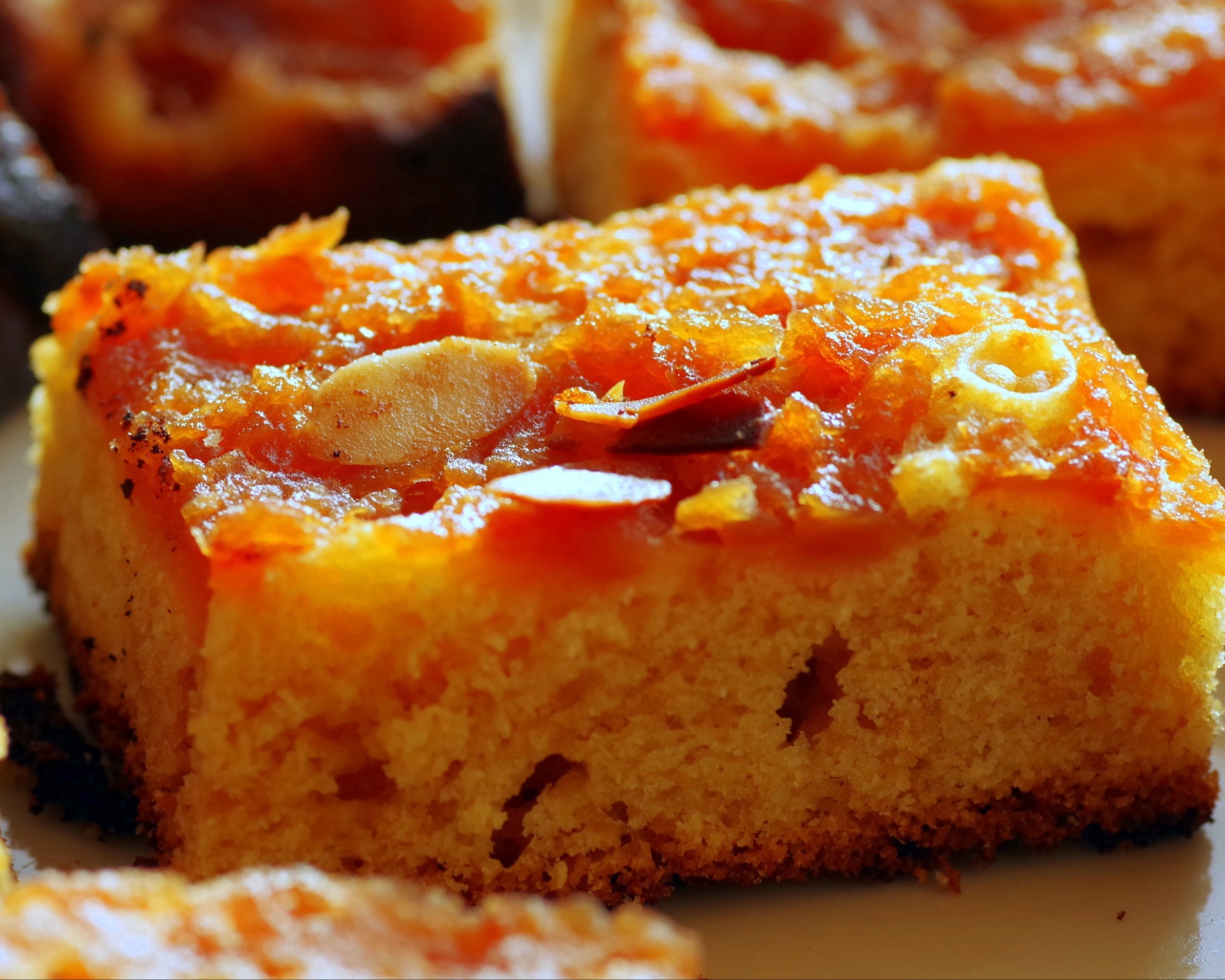 Кусок тыквенного пирога с орехами крупным планом