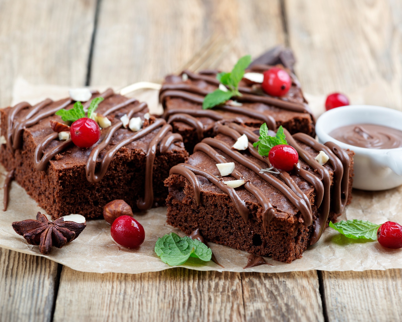 Кусочки шоколадного пирожного с ягодами