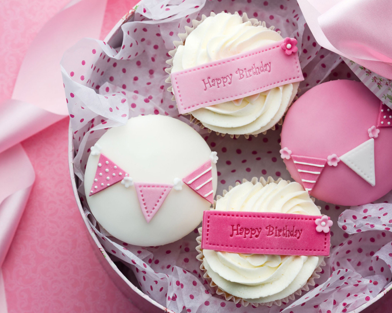 Розовые праздничные кексы ко дню рождения 