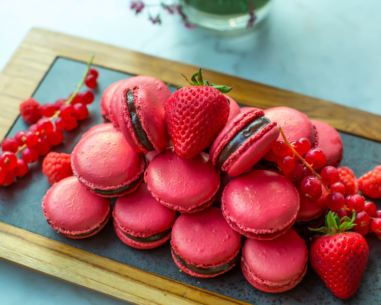 Розовые макаруны с красной смородиной и клубникой