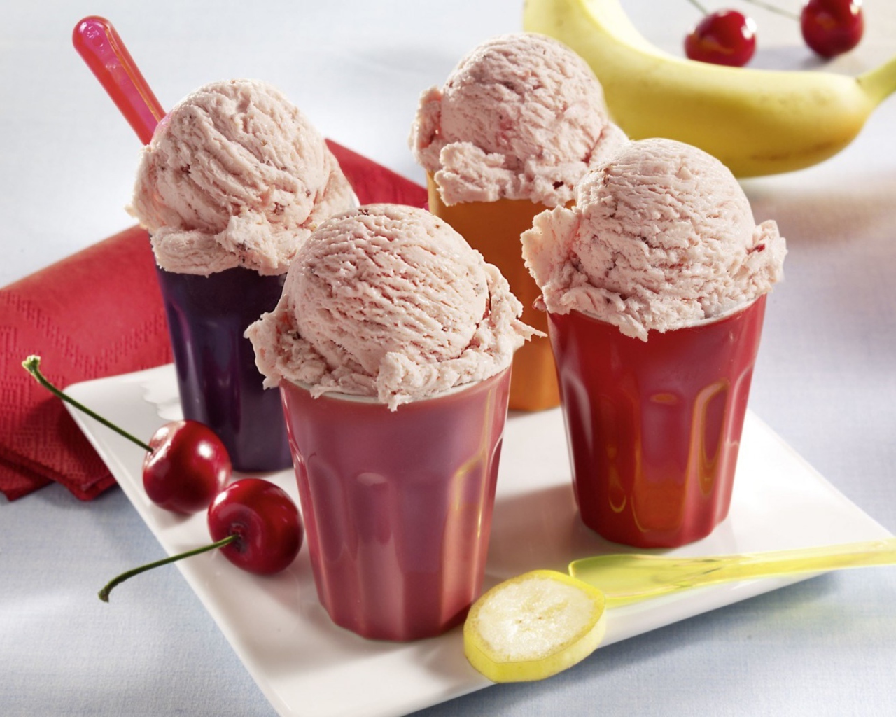 Фруктовое мороженое в стаканчиках на столе