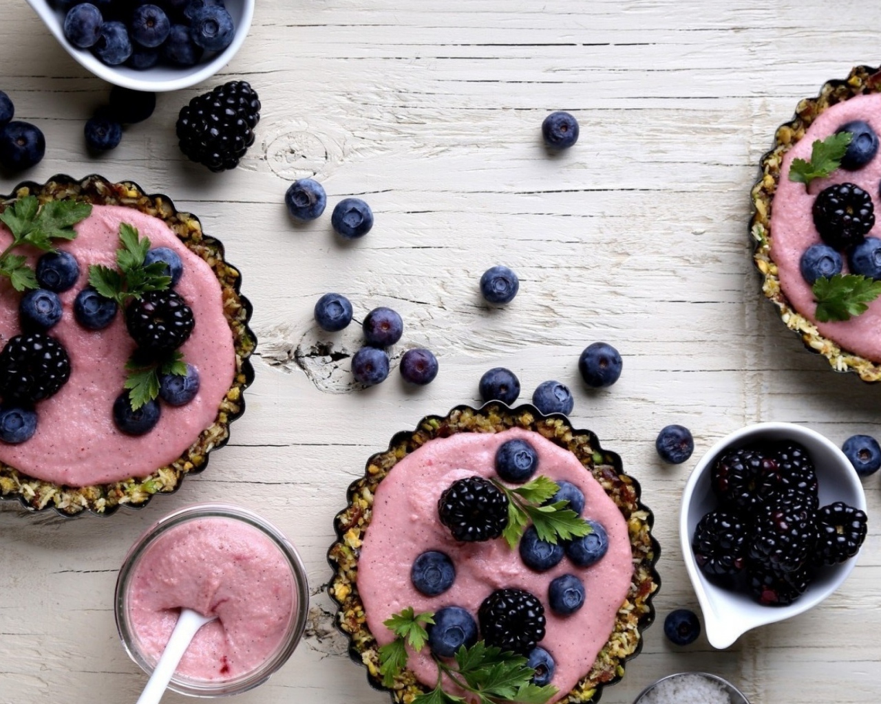 Пудинг с ягодами черники и ежевики на столе 