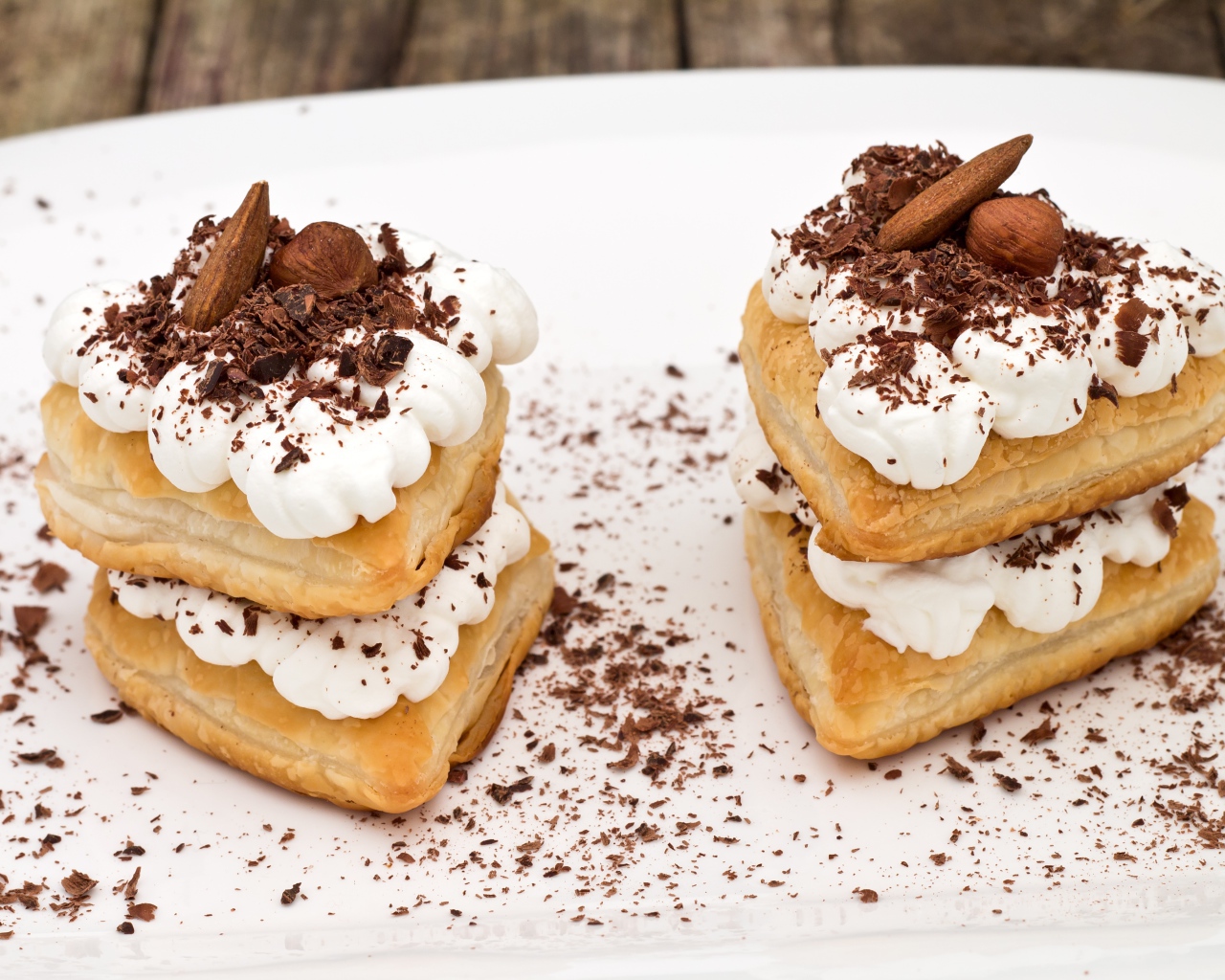 Слоеное печенье со сливками, тертым шоколадом и орехами