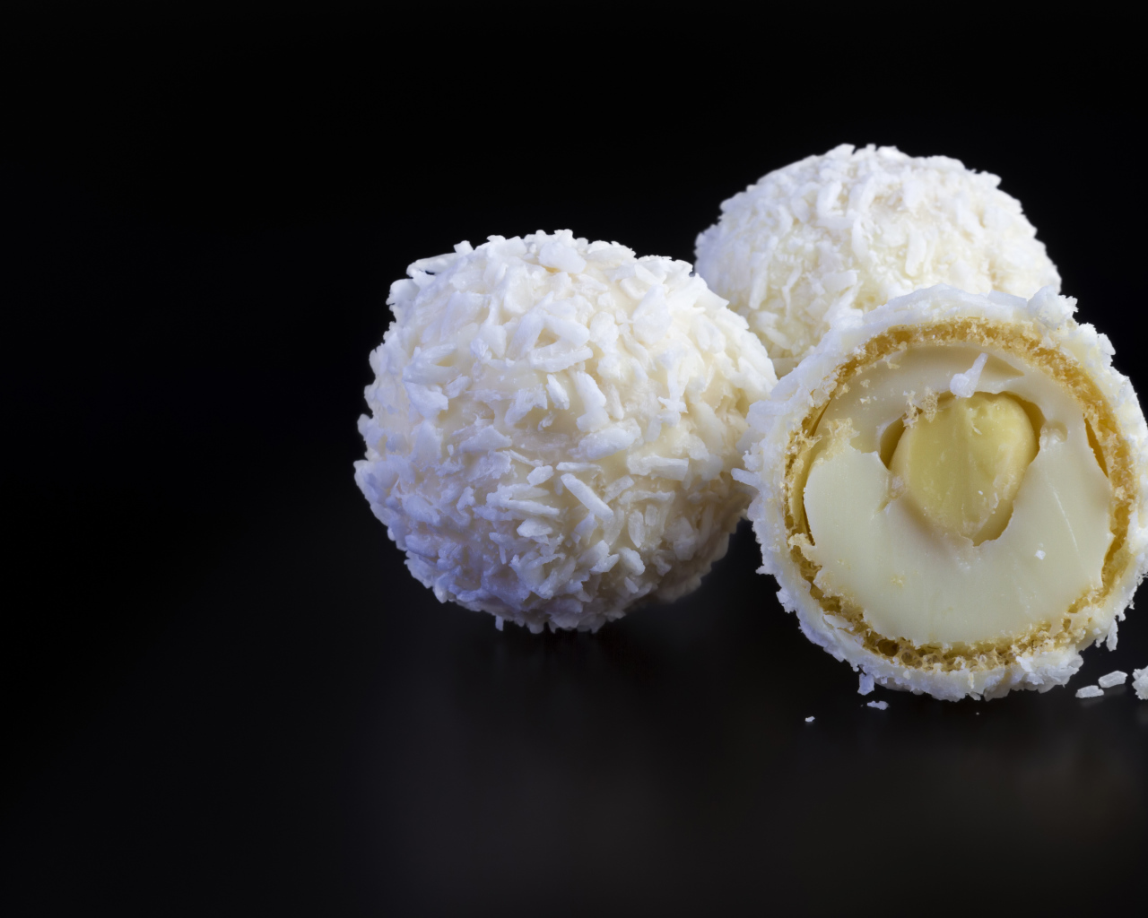 Конфеты раффаэлло на черном фоне