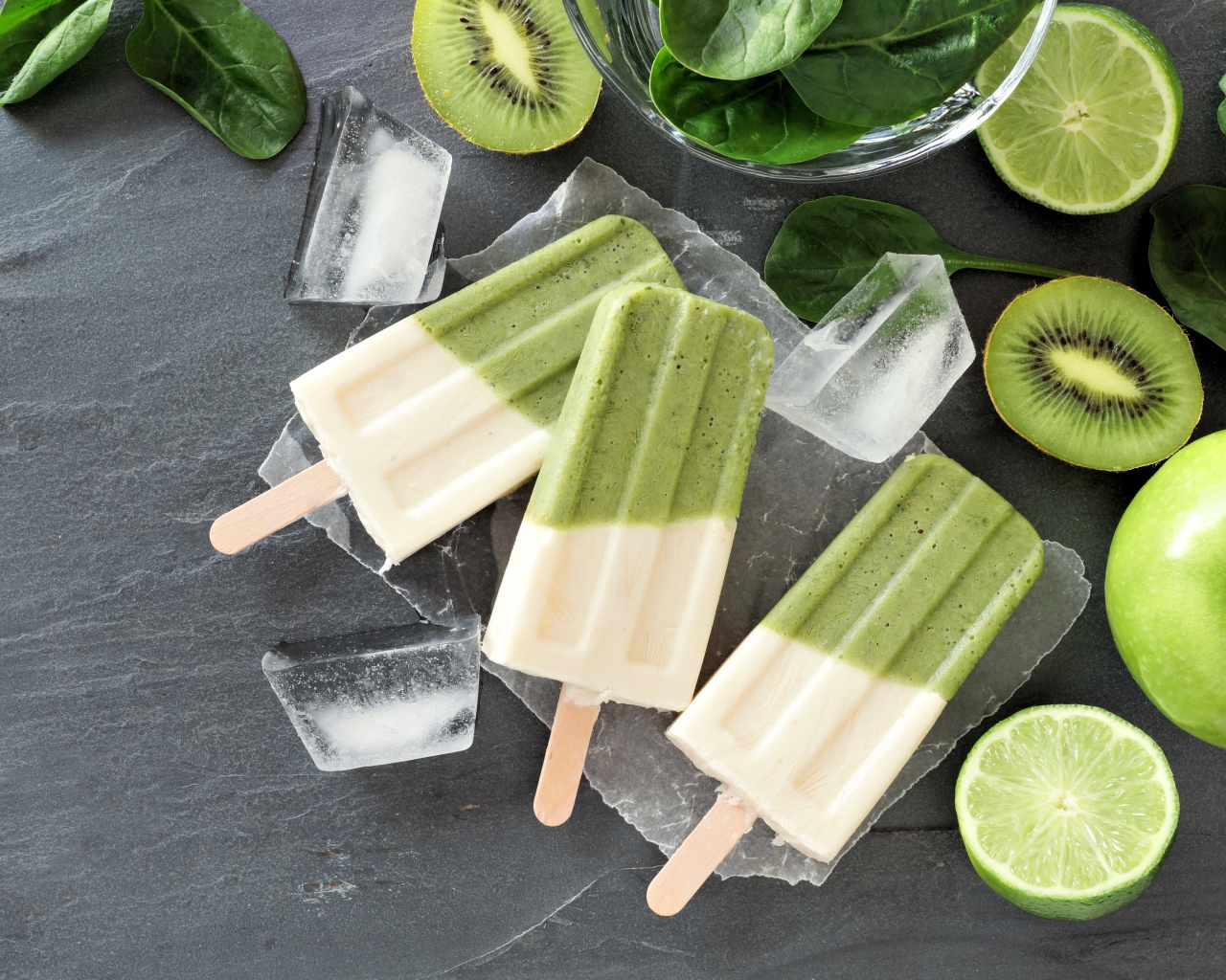 Освежающее фруктовое мороженое с лаймом и яблоком