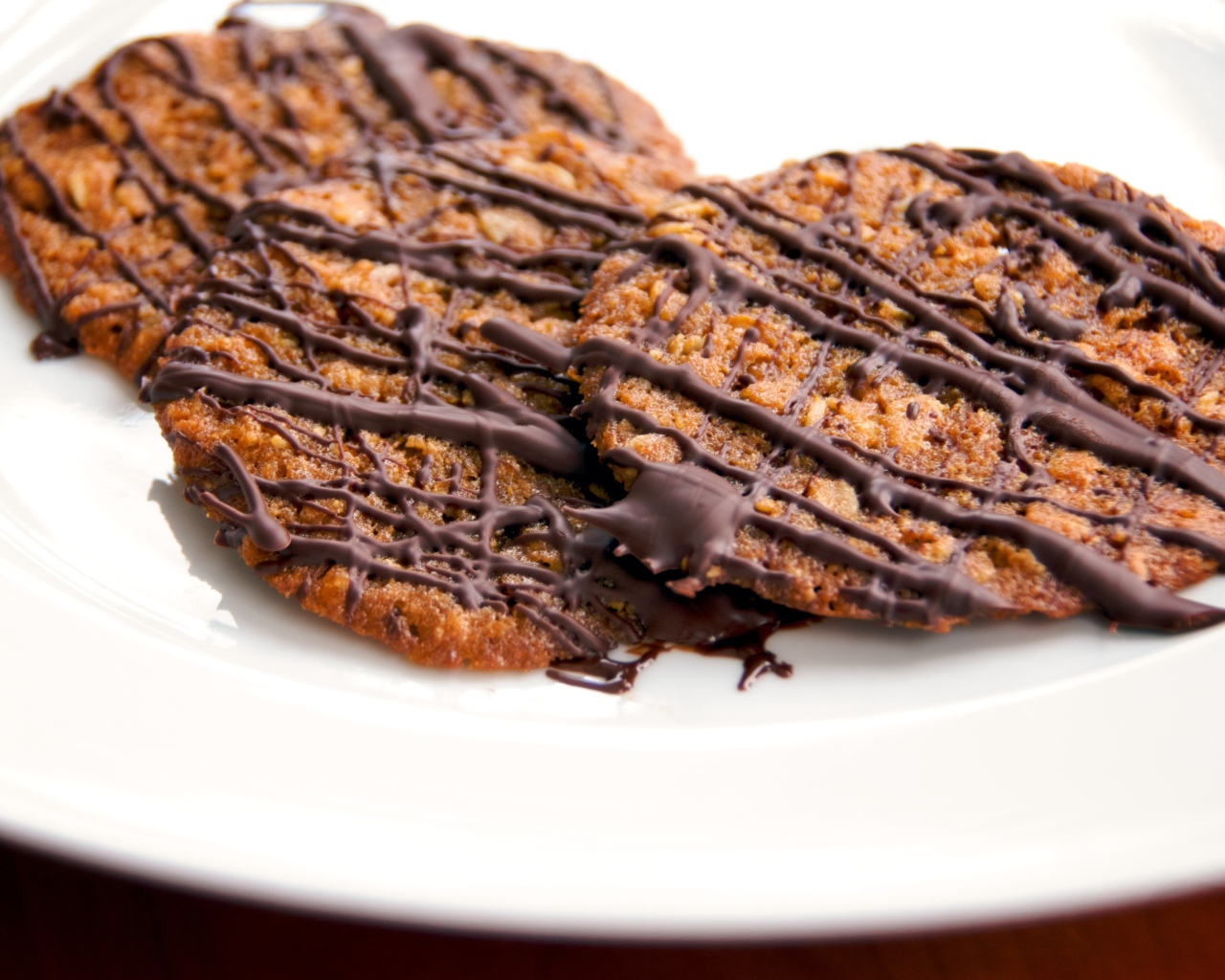 Круглое печенье с шоколадом на белой тарелке