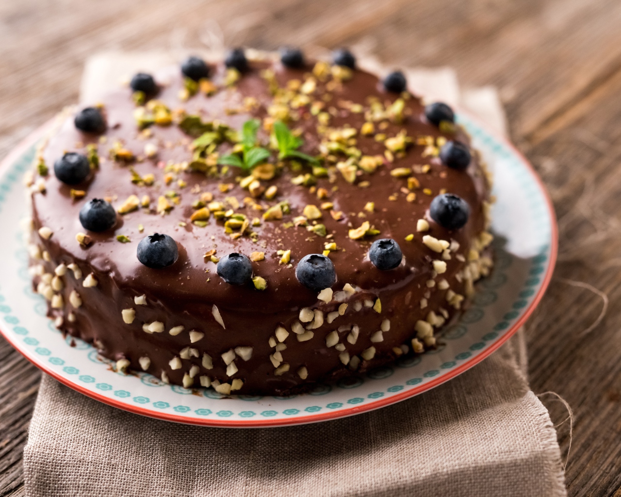 Круглый торт с шоколадом и ягодами черники