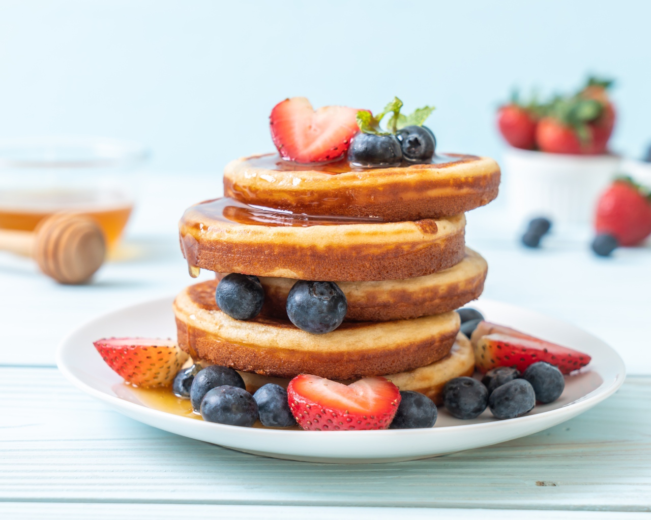 Румяные оладьи с медом, ягодами черники и клубники