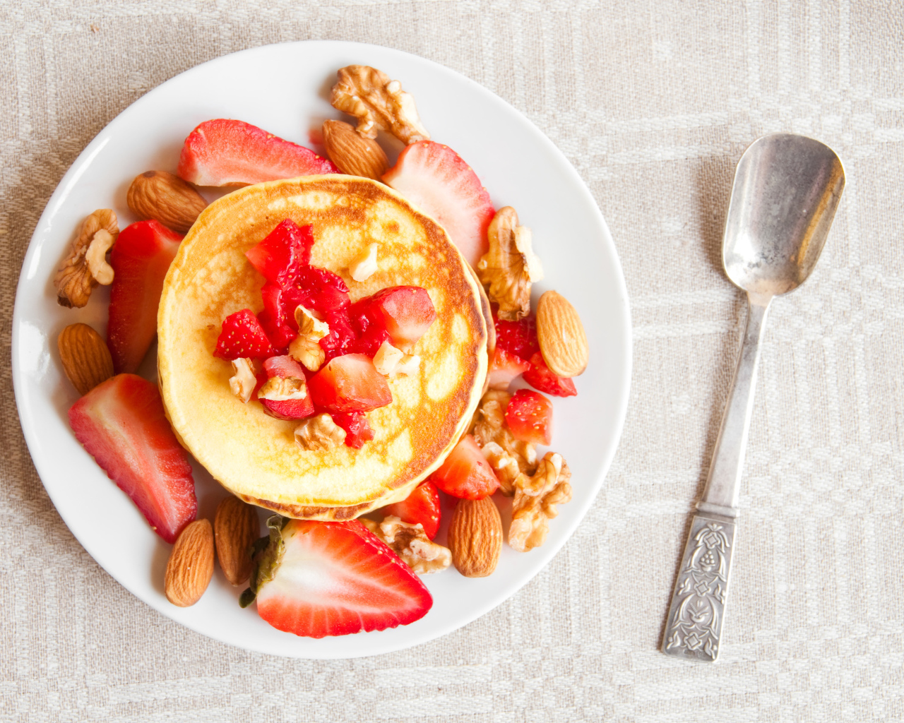 Румяные оладьи с клубникой и орехами