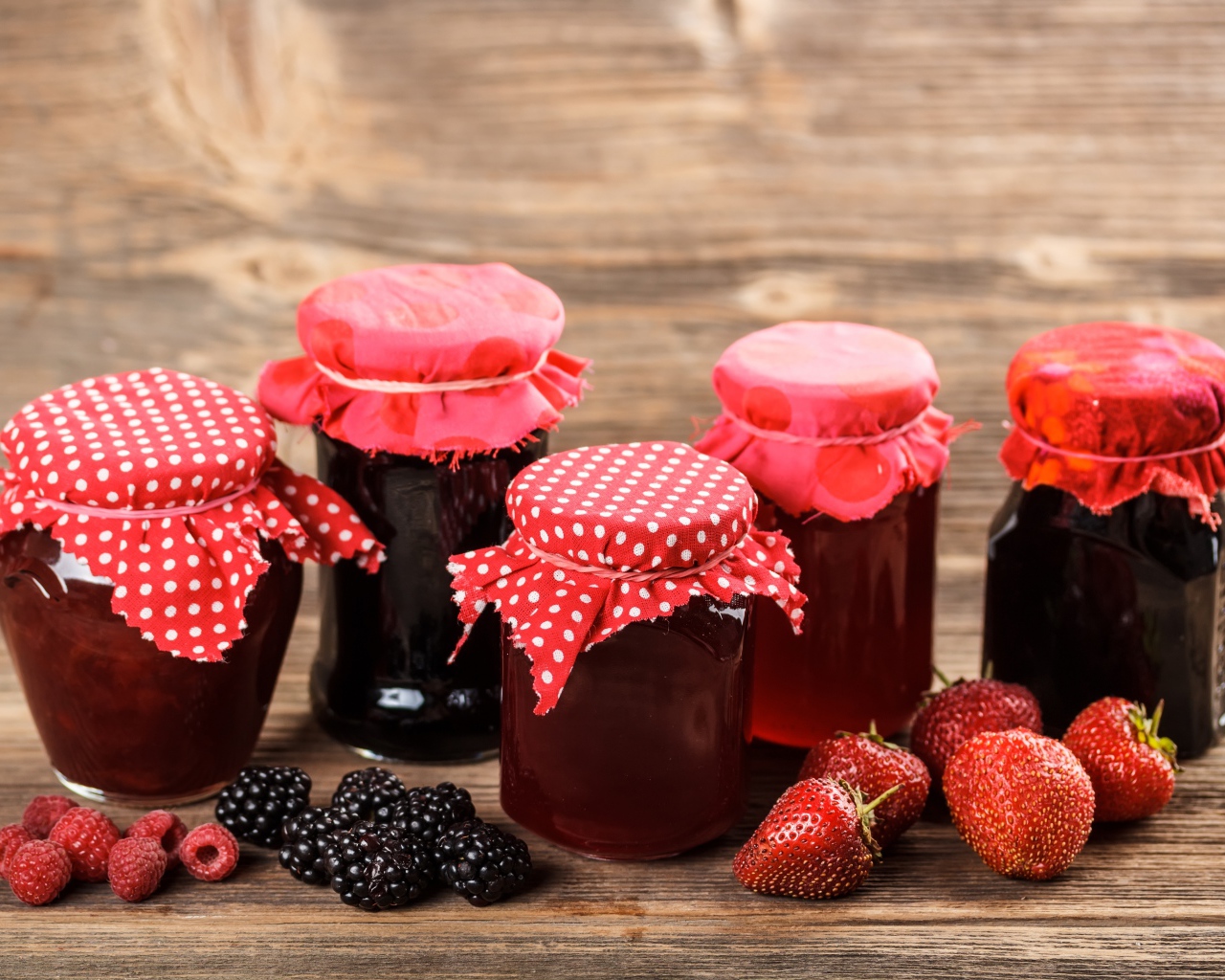Клубничный, черничный и малиновый джем в банках