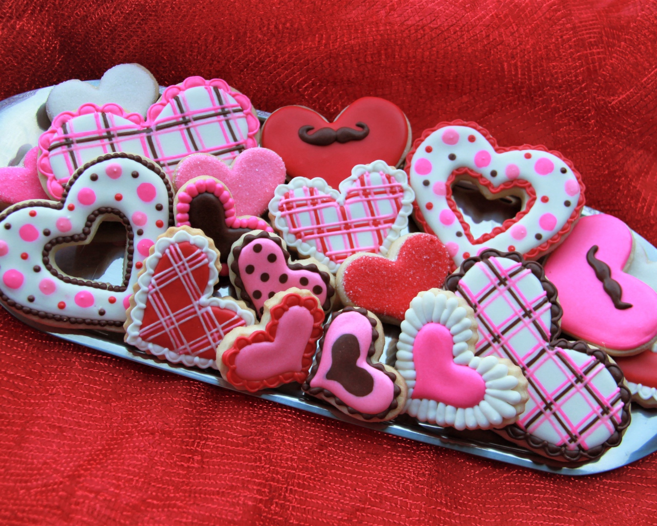 Сладкое аппетитное печенье в форме сердечек