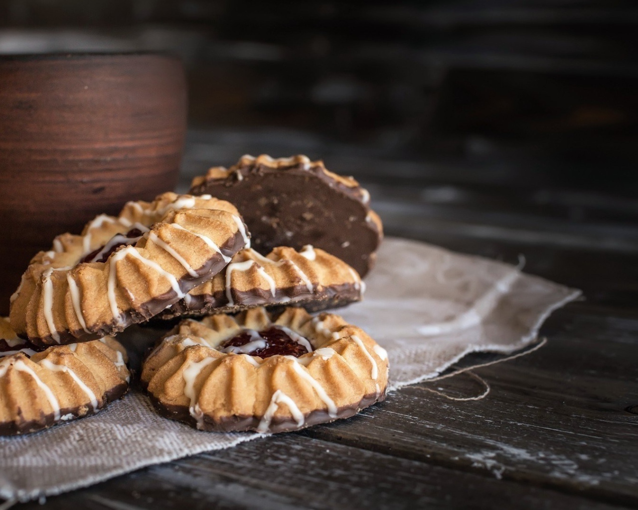 Сладкое печенье с шоколадом на столе