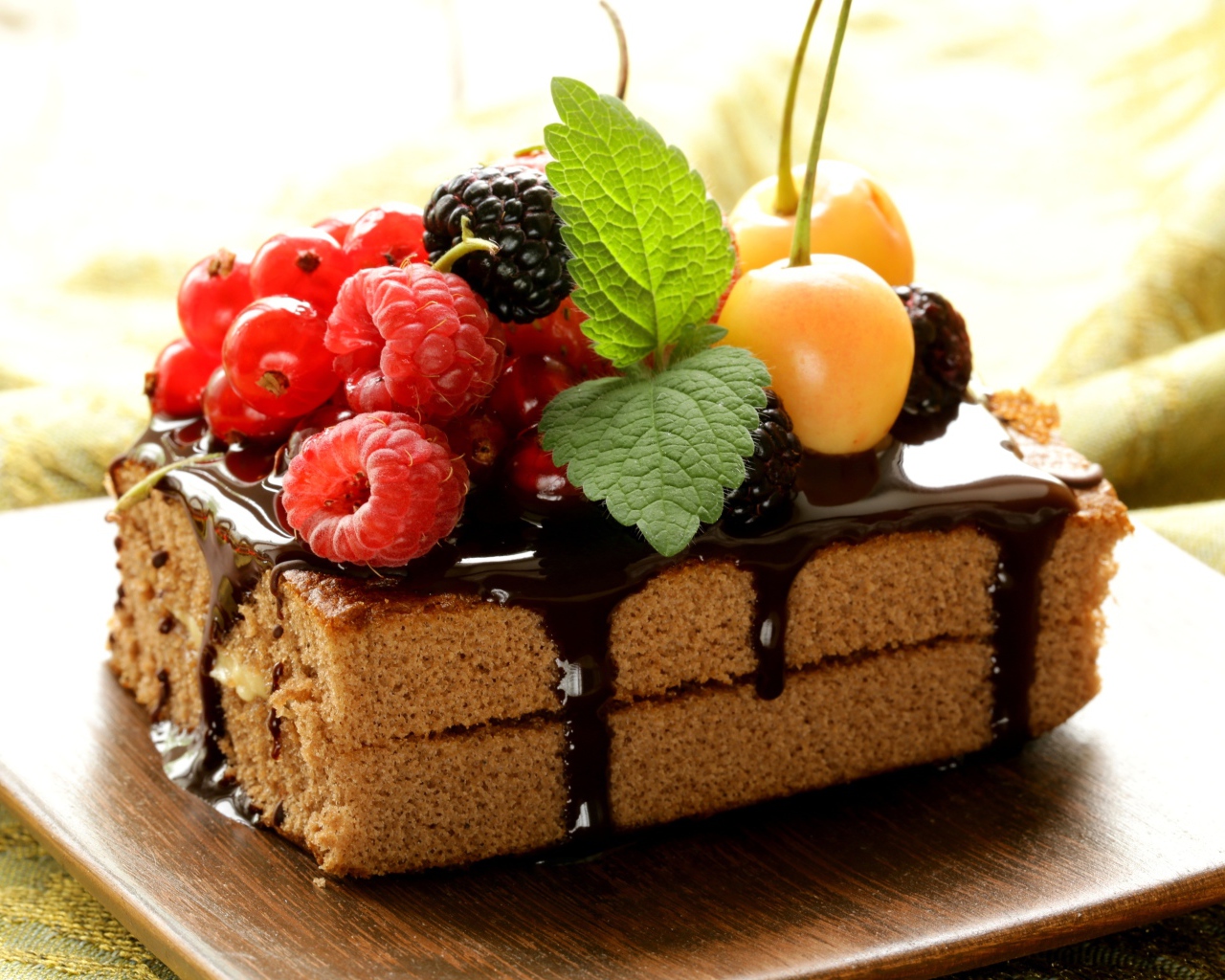 Сладкое пирожное с шоколадом и ягодами