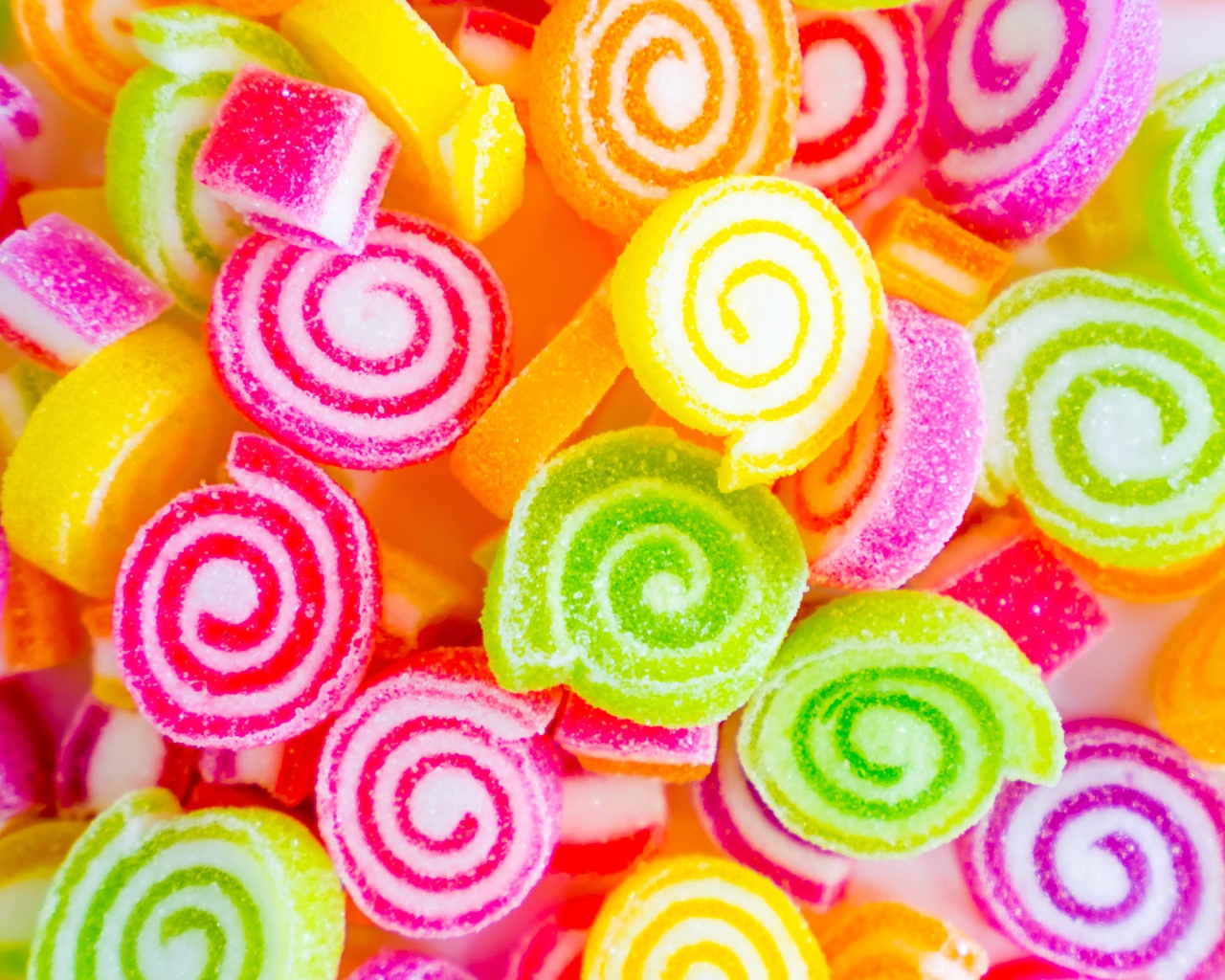 Сладкие разноцветные мармеладные конфеты в сахаре 